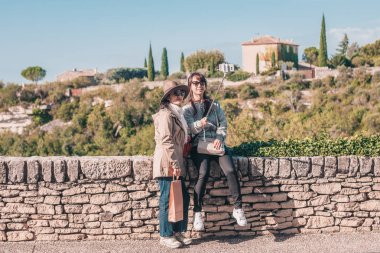 Gordes, Provence-Alpes-Cote d'Azur, Fransa, 25 Eylül 2018: Çinli turistler selfie çekiyor 
