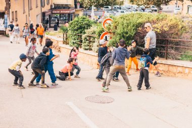 Roussillon, Vaucluse, Provence-Alpes-Cote d'Azur, Fransa, 25 Eylül 2018: Ochre patikasına çocuk gezisi 