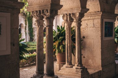 Saint-Remy-de-Provence, Fransa, 24 Eylül 2018: Hastanenin avlusundaki sütunlardan görünüm
