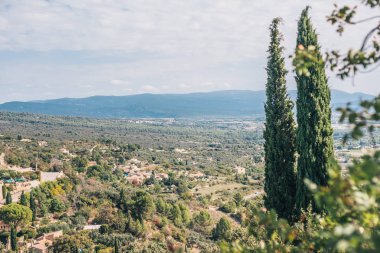 Provence ovasının güzel görünümü - Luberon - iyi bir yıl