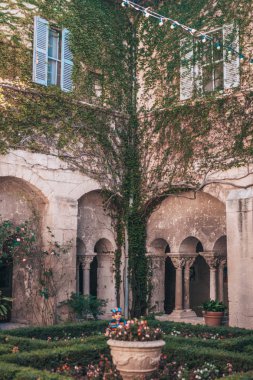 Saint-Remy-de-Provence, Fransa, 24 Eylül 2018: Eski bir psikiyatri hastanesinin binasının görünümü