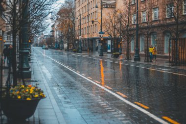 Vilnius, Litvanya - 18 Kasım 2018: Bulutlu sonbahar havasında akşam geç saatlerde - Gediminas Avenue