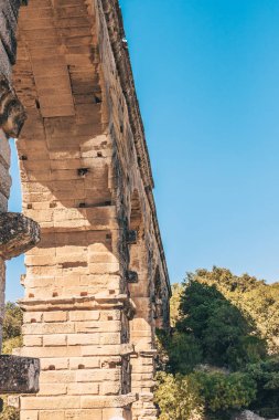 Antik Pont du Gard köprüsünün yığma yakın çekim dikey çerçeve - antik yapı teknolojisi