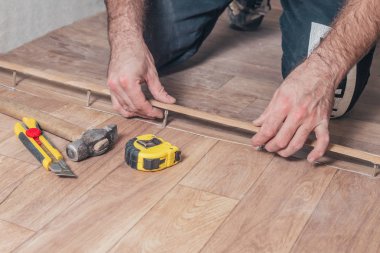 Zemin eşiklerinin kurulumu ve montajı için Master Class - zemindeki deliklere montaj montajı