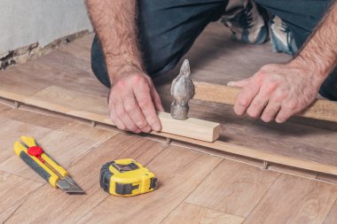 Zemin eşiklerinin kurulumu ve montajı için Master Class - bir çekiç ile zemine eşik çekiç ana