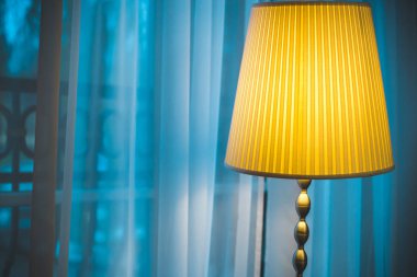 Lambanın altında rahat pencere koltuğu - pencere dışında kış