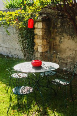 Rekreasyon alanında bahçede yemek masası