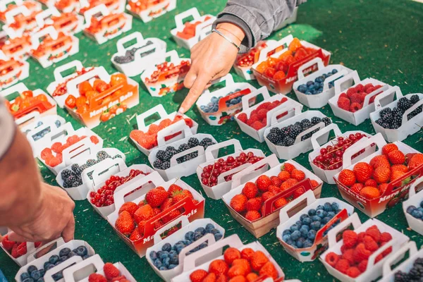 Commercio Bacche Nel Mercato Del Luberon — Foto Stock