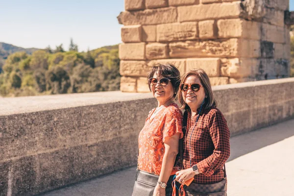 Vers Pont Gard Gard Occitanie Francja Września 2018 Parę Dziewczyn — Zdjęcie stockowe