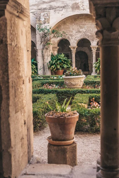 Saint Remy Provence Fransa Eylül 2018 Hastanenin Avlusundaki Sütunlardan Görünüm — Stok fotoğraf