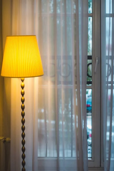 Stehlampe Zimmer Gegen Das Fenster Winter — Stockfoto