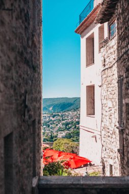 Dar bir sokaktan şehrin görünümü