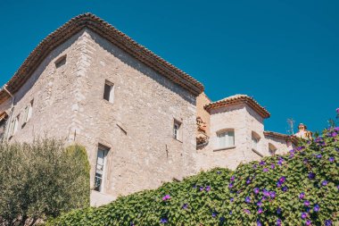 Akdeniz mimarisi - güneşli bir günde bir taş konak