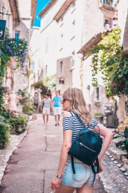 Güzel, zayıf sarışın bir ortaçağ şehrinin dar sokaklarında yürüyor. Bir yolculuk.