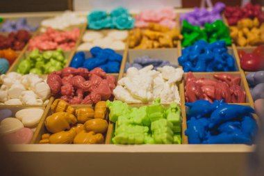 Çeşitli şekillerde figürlü çok renkli dekoratif hediyelik sabun