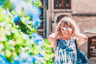 Bir sırt çantası ile Çekici sevimli ince sarışın patlama ları düzelten