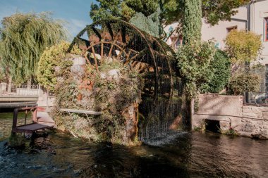 L'Isle-sur-la-Sorgue, Avignon, Vaucluse, Provence-Alpes-Cote d'Azur, Fransa, 24 Eylül 2018: Şehrin sokaklarında ve kanallarında güneşli sonbahar