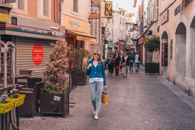 L'Isle-sur-la-Sorgue, Avignon, Vaucluse, Provence-Alpes-Cote d'Azur, Fransa, 24 Eylül 2018: Şehrin sokaklarında ve kanallarında güneşli sonbahar