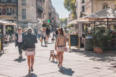 Avignon, Provence / Fransa - 27 Eylül 2018: Güneşli bir günde sokaklarda turistler