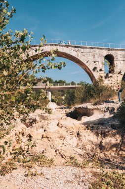 Roussillon, Vaucluse, Provence-Alpes-Cote d'Azur, Fransa, 25 Eylül 2018: Antik Roma tarzında antik taş köprü