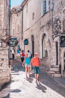 Saint-Paul-de-Vence, Provence / Fransa - 28 Eylül 2018: Dar eski sokakta çok sayıda turist