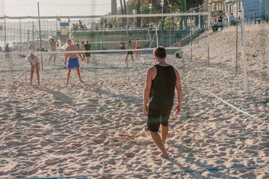 Nice, Provence / Fransa - 28 Eylül 2018: Plajvoleybolu oynayan gençler