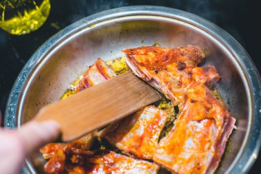 Kızartma domuz kaburga - ahşap spatula