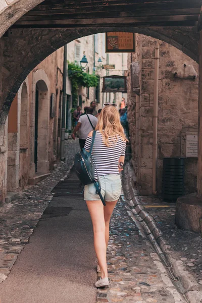 Slender Blonde Short Shorts Striped Shirt Walks Tourist Places South — Stock Photo, Image