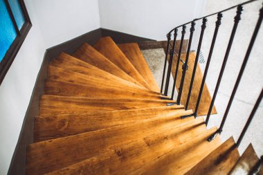 Ahşap merdivenlerden en alt kata inin.