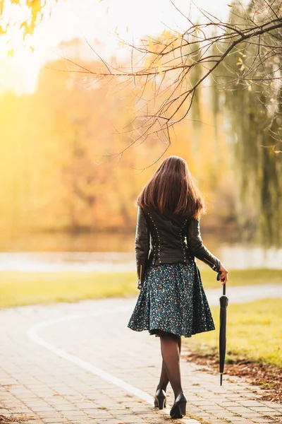 Attraktives Schlankes Brünettes Mädchen Mit Langen Haaren Und Regenschirm Auf — Stockfoto