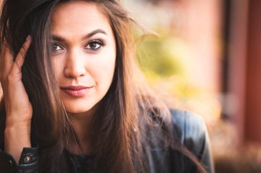 Muhteşem dalgın seksi esmer, kocaman gözleri olan kameraya bakıyor.