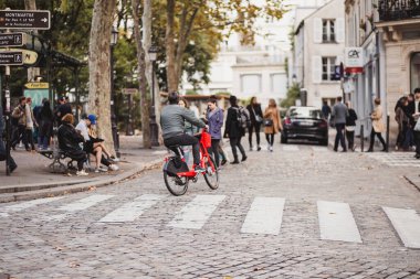 Paris, Fransa - Ekim 06, 2019: Bir bisikletçi yayalar arasında cadde boyunca ilerliyor