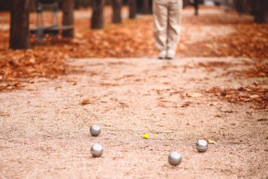 Petanque oynarken - her yaş için eğlence - keyifli bir meşgale