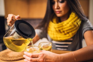 Üzücü, neşeli esmer, örgü örülmüş yün bir eşarpla çekici bir görünüme sahip. Evde sıcak bir çay ile karşılanıyor. Sonbahar soğuğu, öksürük ve akan burun.