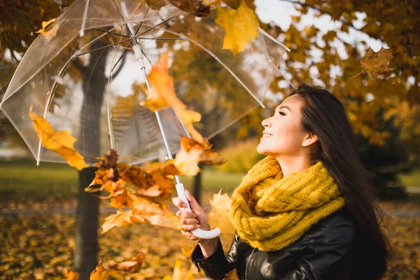 Krásná Atraktivní Brunetka Dívka Okouzlujícím Úsměvem Žlutém Pleteném Šátku Podzim — Stock fotografie