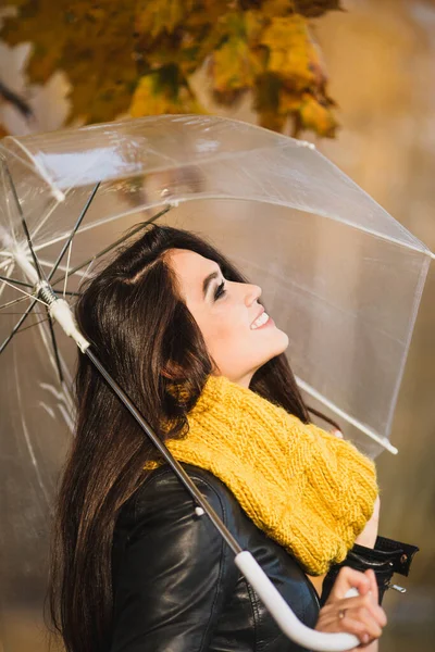 Mooi Aantrekkelijk Brunette Meisje Met Een Charmante Glimlach Een Gele — Stockfoto