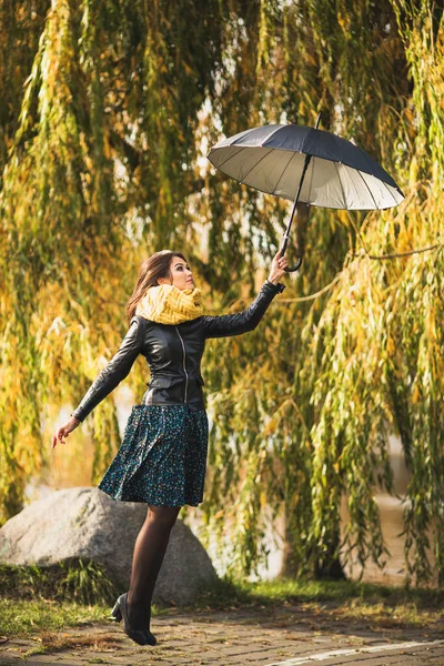 Niedliche Anmutige Sexy Brünette Frau Herbst Auf Einem Spaziergang Mit — Stockfoto