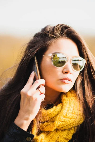 Attraktives Brünettes Mädchen Mit Sonnenbrille Telefoniert — Stockfoto