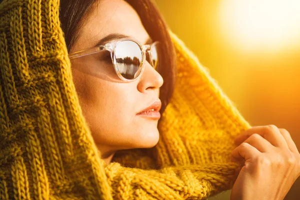 Attraktive Verführerische Sexy Brünette Mit Gelbem Strickschal Und Sonnenbrille Profil — Stockfoto