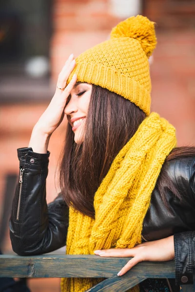 Retrato Uma Morena Atraente Que Alegremente Chapéu Amarelo Cachecol — Fotografia de Stock