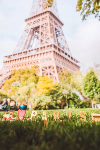 Die Buchstaben Die Ich Liebe Paris Vor Dem Eiffelturm — Stockfoto