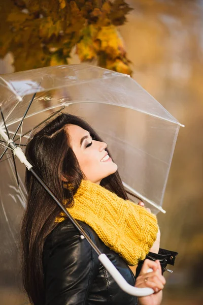 Krásná Hrdá Brunetka Pod Deštníkem Mluví Zavřenýma Očima Úsměvem Rozkoše — Stock fotografie