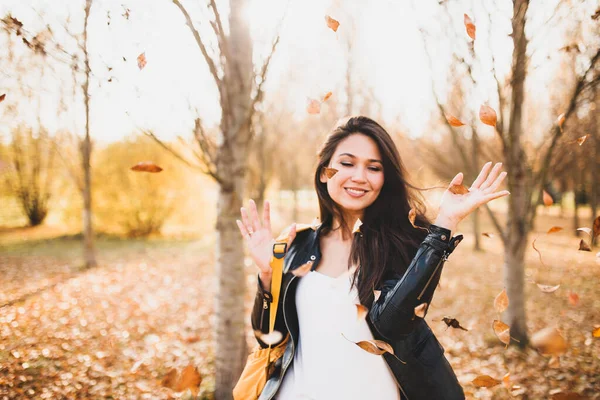 Langhaarige Glückliche Brünette Schwarzer Lederjacke Park Hebt Die Hände Blätter — Stockfoto