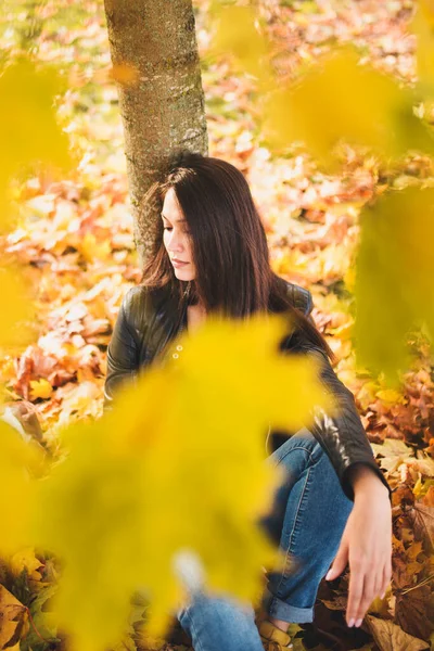 Durch Defokussierte Gelbe Herbstblätter Porträt Eines Traurig Nachdenklichen Brünetten Mädchens — Stockfoto
