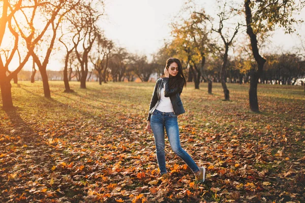 Schlanke Langhaarige Schlanke Brünette Jeans Und Jacke Herbstlichen Wald — Stockfoto