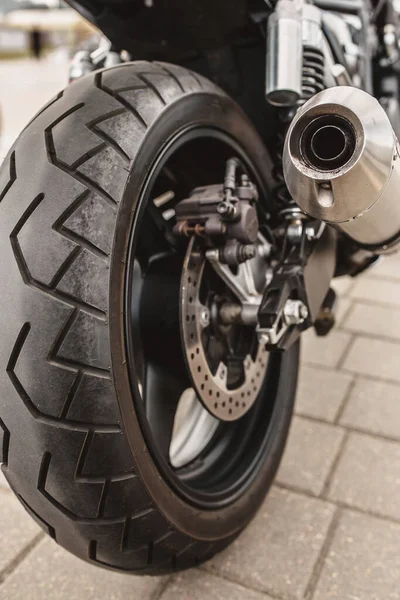 クローズアップリアオートバイホイールと排気管 オートバイ構造 — ストック写真