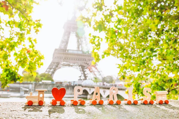 Słoneczny Letni Dzień Paryżu Listy Kocham Paryż Tle Wieży Eiffla — Zdjęcie stockowe