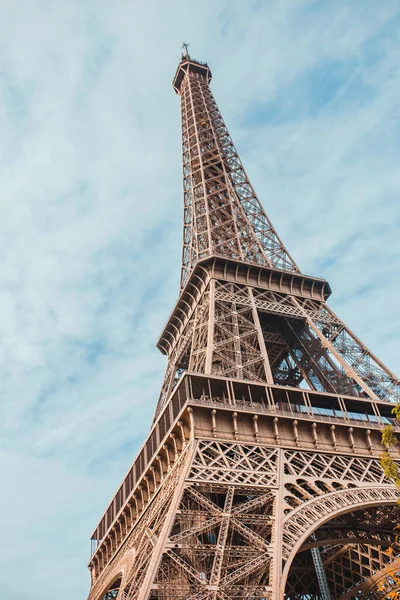 Ein Vertikaler Rahmen Mit Blick Auf Den Eiffelturm Mit Verzerrter — Stockfoto