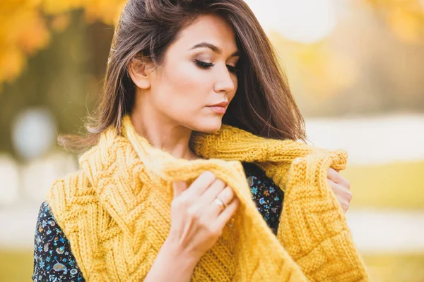 Aantrekkelijke Oosterse Vrouw Met Een Gele Wollen Sjaal — Stockfoto