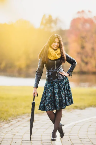 Fröhlich Fröhliche Asiatische Mädchen Mit Einer Luxuriösen Frisur Spielerisch Spaß — Stockfoto